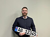 Lasse Stentorp Haugen med bilskilt i resirkulert aluminium.