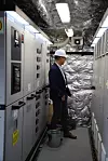 Lars Kristian Moen studerer tavler og elektronikkskap i Yara Birkeland.