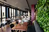 En restaurant kan bety mye uønsket lyd som går utover de ansatte. Denne lyden kan effektivt dempes med himlinger. Foto: DeltaV