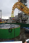 SVINGSKIVEN: Rundt den grønne sirkelen kveiles kabelen før frakt. Kabelen føres ned i svingskiven med den gule kabelbuen. Etter oppgraderingen kan Skagerrak frakte opp til 7000 tonn kabel.
