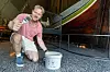 Markus Karlsen i Spectrum Blue viser frem malingen med en unik egenskap.