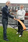 STOR TRO: Daglig leder Svein Terje Bakkeng og ingeniør Berit Nordseth Moen ved sparkprodusenten Norax har spente forventninger til den nye Supercross-sparken.