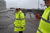 BIRKENHEAD: Adm. dir. Anne-Lise Aukner i Nexans Norge er på vei til tørrdokken hvor M/S Skagerrak ligger. Verftssjef Linton Roberts ved Cammel Lairds håper på nye oppdrag fra kabelgiganten og andre norske oppdragsgivere.