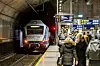 Togene går tett gjennom Nationaltheatret i morgenrushet.
