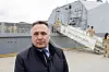 Forsvarsminister Tore Sandvik (Ap) er blant deltakerne under dagens pressekonferanse om nye fregatter. Her står han ved siden av den norske fregatten KNM Roald Amundsen ved en tidligere anledning.