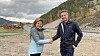 Vegdirektør Ingrid Dahl Hovland får overlevert den nyutbedrede riksvei 3-strekningen Rendalen grense-Alvdal skurlag av daglig leder i Gjermundshaug Anlegg, Pål Ligård.