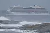 Viking Sky gikk fra Molde onsdag morgen, assistert av slepebåt, for å repareres i Kristiansund. Foto: Svein Ove Ekornesvåg/NTB Scanpix