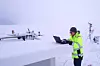 På Svalbard fikk PhD-stipendiat Huy Duong Gia og resten av teamet testet det komplette systemet i arktiske forhold. Her står Skeyetech-dronen fra Azur Drones på dokkingstasjonen. Ifølge droneselskapet var det mest utfordrende å frakte dokkingen, som veier over 400 kg, til det øde testområdet.