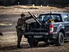 En polsk soldat klargjør antidronesystemet Merops på lasteplanet til en pickup under en demonstrasjon i Polen i november 2025.