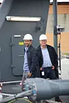 Adm.dir. Tom Eystø i Mastterly og Ketil Olaf Paulsen,direktør for teknologi og utvikling i Kongsberg Maritime går over detaljer på Yara Birkeland med et våkent blikk og smil på lur.