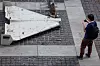 En mann tar bilde av en iranskprodusert Shahed-131/136-drone som ble brukt i et russisk angrep mot Kyiv i Ukraina i juni 2025. Foto: Alina Smutko/Reuters/NTB