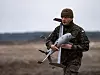 En polsk soldat bærer på det som trolig er en Merops-drone. Foto: U.S. Army photo by Sgt. Luis Garcia, 52d ADA Bde