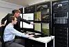 Fungerende instituttleder ved Fraenhofer Institut für Windenergie und Energiesystemtechnik (IWES), Kurt Rohrig (bak), og Kaspar Knorr jobber i kontrollrommet med forskningsprosjektet Kombikraftwerk 2.