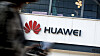 Huaweis logo i en butikk i Beijing.