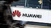Huaweis logo i en butikk i Beijing.