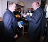 DISKUTERTE: Göran Persson i diskusjon med noen av ErgoGroups folk under IT-tinget. ErgoGroup kjøpte ikke for lenge siden SYSteam i Perssons hjemland, Sverige.