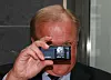 FOTOGRAFERER SELV: Under et intervju med Teknisk Ukeblad trakk Göran Persson stolt opp sin nye 'Ericsson-nalle' og fotograferte Teknisk Ukeblads reportasjeteam. Det eksklusive intervjuet med Persson kan du lese neste fredag i papirutgaven av Teknisk Ukeblad.