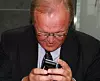NÅ SKAL DU SNART SE...: Göran Persson fomler litt med sin nye SonyEricsson-mobil, før han finner bildene av Teknisk Ukeblads reportasjeteam.