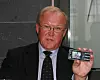 SVENSK KVALITET: Göran Person viser bildet av Teknisk Ukeblads reportasjeteam. - Jeg kan aldri bruke noen annen mobiltelefon enn 'Ericsson', sier eks-statsministeren. Persson gjorde dessuten et nummer av at dette var den første telefonen han selv hadde kjøpt for egne penger etter han gikk av som svensk statsminister.