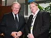 SLIK GJØR DU: Göran Persson prøver å lære Trond Heggelund fra Teknisk Ukeblad hvordan man poserer i 'statsministerpositur'. For ordens skyld; Persson til venstre på bildet. ;-)