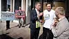 Olje- og energiminister Terje Aasland bød på is til Greenpeace-leder Frode Pleym (i midten) og Gytis Blazevicius i Natur og Ungdom utenfor departementet etter å ha godkjent 19 nye oljeprosjekter i juni. Dagen etter gikk organisasjonene ut med nyheten om at det blir et nytt klimasøksmål. Foto: Eirik Helland Urke