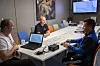 På Geonords kontor i Alta viser Per Espen Kjellmann (t.h.), Hans Idar Haldorsen og Bjørnulf Kjellmann hvordan landmålingsverktøyet deres fungerer. Foto: Tuva Strøm Johannessen