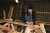 FINISH: Ingenting måler seg med litt håndfinish. Ola Fjell høvler del av 10. bordgang før klinking