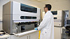 Molekylærbiolog Simon Rey er leid ut til å analysere koronatester for sykehuset i Drammen. Her er han i sin egentlige jobb som fiskebiolog.