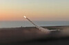 Skjermbilde fra en video hvor et Flamingo-missil blir sendt opp fra kystnært sted i Ukrain 30. august 2025. Missilet blir i videoen etterfulgt av ytterligere to missiler.