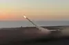 Skjermbilde fra en video hvor et Flamingo-missil blir sendt opp fra kystnært sted i Ukrain 30. august 2025. Missilet blir i videoen etterfulgt av ytterligere to missiler.
