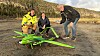 Aviants selvkjørende drone har levert vannprøver fra Snåsa til Namsos. Fra venstre: Lars Erik Fagernæs, medgründer i Aviant, Sven Richard Magerøy Tønnessen, avdelingsleder i Posten og Johan Petter Ahlin, overingeniør i Nemko Norlab.