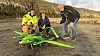 Aviants selvkjørende drone har levert vannprøver fra Snåsa til Namsos. Fra venstre: Lars Erik Fagernæs, medgründer i Aviant, Sven Richard Magerøy Tønnessen, avdelingsleder i Posten og Johan Petter Ahlin, overingeniør i Nemko Norlab.