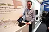 En Asus-representant med Eee Pad Transformer, som har dockingstasjon med ekstra batteri og tastatur.