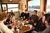 UTEN...: Matpause. Rundte bordet fra venstre: Arne-Terje Sæther (skjult bak ham Stephan Thiele), Einar Borgfjord, Ola Fjelltun (ved bordenenden) og videre på høyre side: Peder Øystein Slåttøy, Jon Jacobs,Øystein Elgvasslien, Gunnar Eldjarn ogTerje Andreassen.