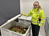 Produktingeniør Tonje Liverød viser fram matressurser som kan brukes til å produsere insektfôr til Invertapro, som BIR samarbeider godt og tett med. Foto: BIR