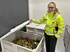 Produktingeniør Tonje Liverød viser fram matressurser som kan brukes til å produsere insektfôr til Invertapro, som BIR samarbeider godt og tett med. Foto: BIR