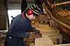 GOD GAMMEL: Jon Jacobs er lærling i trebåtbyggerfaget og er glad i den gamle høvelen.