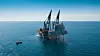 Plattformen ble satt sammen på feltet sommeren 2018, etter flere års forsinkelser. Her løftes utstyrsmodulen og prosessmodulen på plass. Foto: Jan Arne Wold, Bo B. Randulff/Equinor