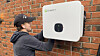 Simen Kronheim hos Solmannen installerer en 10 kW inverter i Arendal. Ved å underdimensjonere inverteren får anlegget mer energi ved svak innstråling.