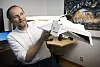 Svein-Erik Hamran ved UiO an leder arbeidet med å lage en georadar til roveren på Esas måneferd. Denne modellen er fra et tidligere arbeid. Foto: Sverre Chr. Jarild