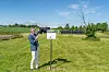 Rektor Solve Sæbø sto for avdukingen, og med det ble NMBUs forskningsanlegg på Kjerringjordet i Ås offisielt åpnet. Foto: Eirik Helland Urke