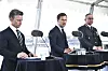 Forsvarsminister i Sverige Pål Jonson, statsminister Ulf Kristersson og øverstkommanderende Michael Claesson under pressekonferansen om bord på Visby-korvetten HMS Härnösand. Foto: Lars Schröder / TT