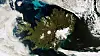 Et sjeldent skyfritt bilde av Island, tatt i 2010. Det store hvite området er en nasjonalpark som omfatter Vatnajökull – Europas største isbre – og omkringliggende land. Den hvite, runde flekken i midten av landet er Hofsjökull, landets tredje største isbre og den største aktive vulkanen.