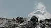 Himalaya er et eksempel på en region med høye fjellområder og enorme snø- og isreservoarer som gir ferskvann til områdene nedenfor fjellene. Dette bildet viser feltmålinger i Langtang-regionen i Nepal. Foto: Désirée Treichler/UiO