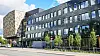 Fasadeplatene på Voldsløkka skole er fargede solcellepaneler. På taket har de vanlige solceller.