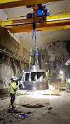 Løpehjulet – selve diamanten i anlegget – løftes på plass. Foto: Statkraft