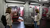Terminalen består av varemottak, omlastingsareal, kontorer og garderobe. City Huben er en del av Postens «last mile»-distribusjon, eller sisteleddslogistikk på norsk. Fv.: Hege Sagplass, seniorrådgiver for miljø i Posten, Ingunn Romfog, leder for kundeservice i Posten. Bilde: Jonas Høydal