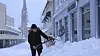 Mye snø har kommet på Sørlandet. Her ser vi fra Arendal sentrum. De ansatte på en sushirestaurant måker.