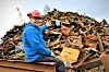 Hovedproduktet: – Jernskrap i slike biter er hovedproduktet fra Norscrap West på Hanøytangen. Det meste selges til et tysk jernverk for omsmelting, forteller daglig leder Geir Olav Bøe. Foto: Thomas Førde