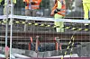Teknikere jobbet onsdag ettermiddag på stedet hvor det gikk galt ved Drammen stasjon. Togskinnene hang i løse luften.